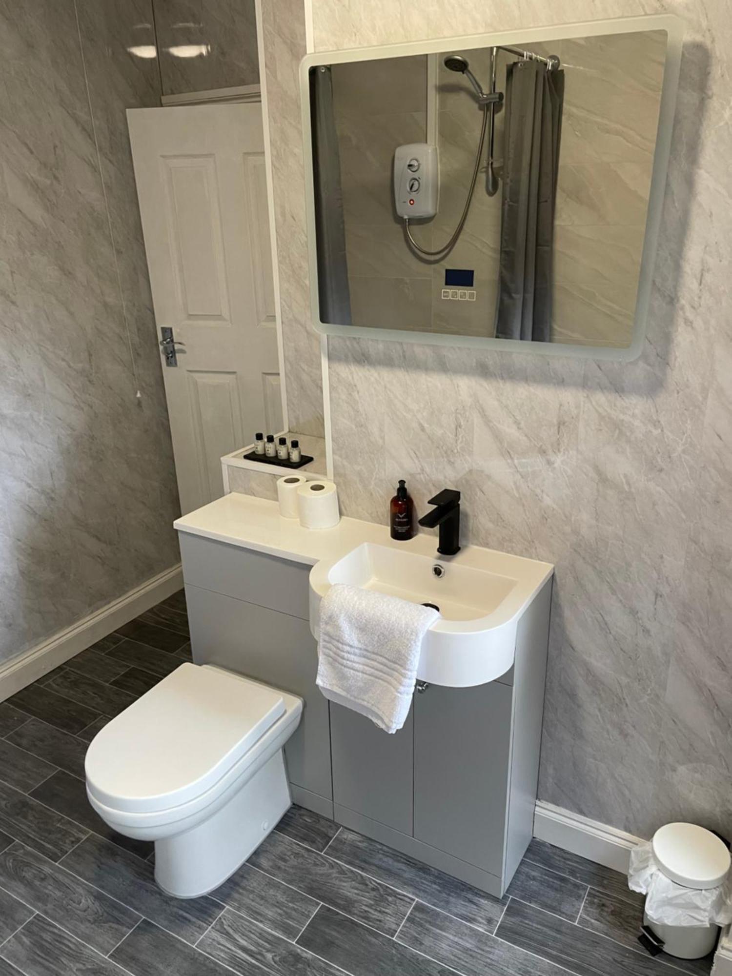 Barons Court Hotel Wolverhampton Esterno foto