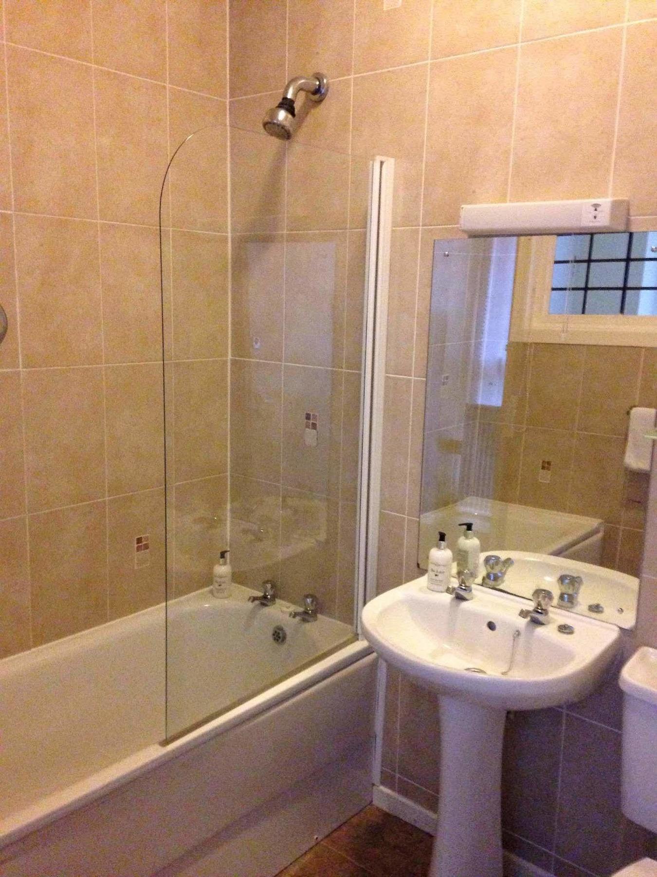 Barons Court Hotel Wolverhampton Esterno foto