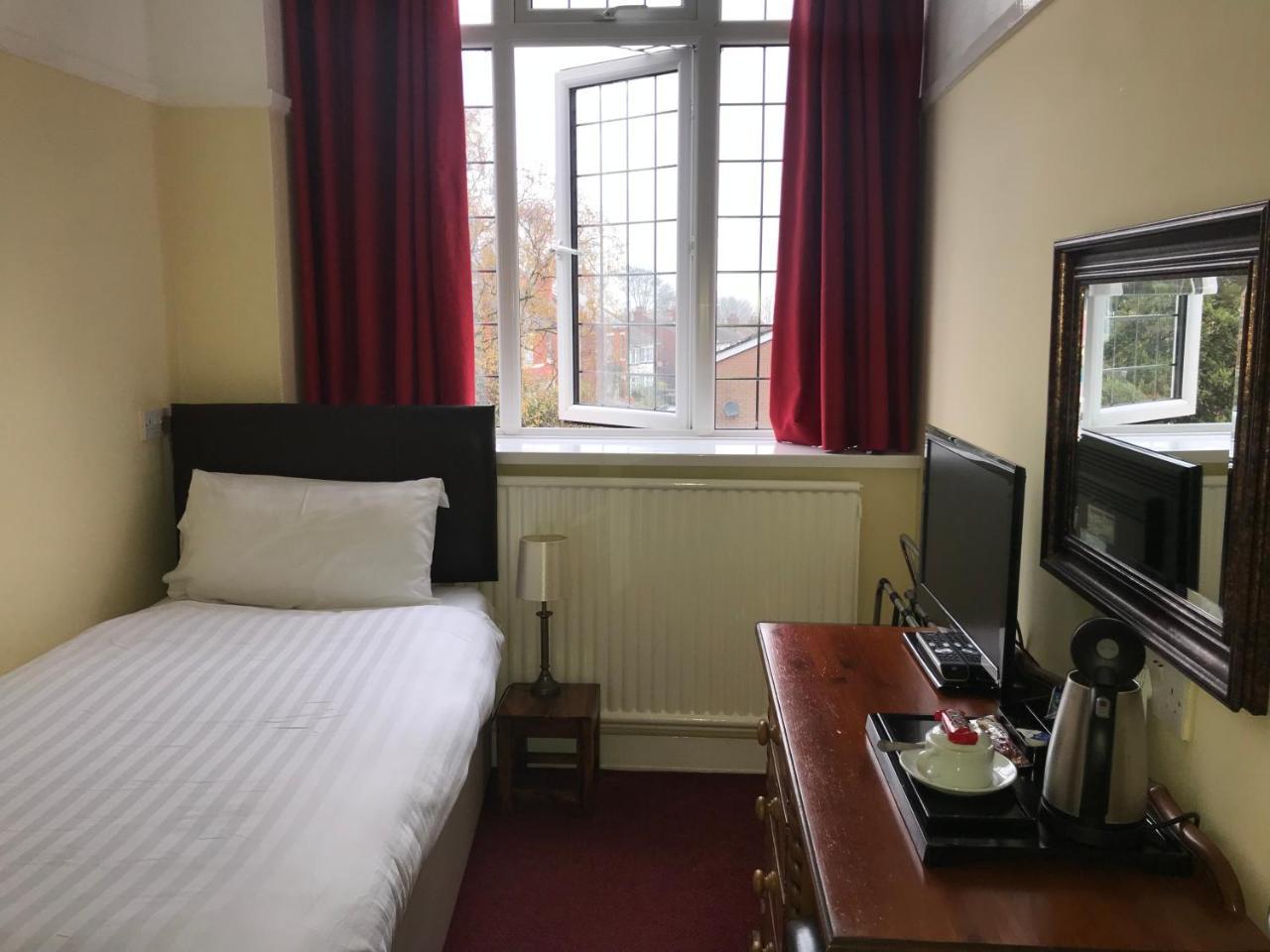 Barons Court Hotel Wolverhampton Esterno foto