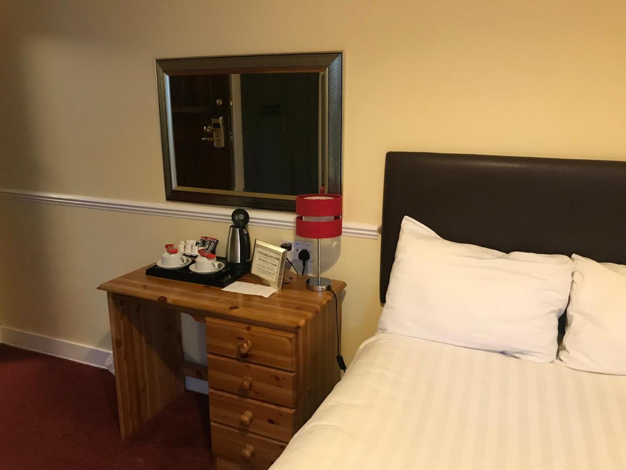 Barons Court Hotel Wolverhampton Esterno foto